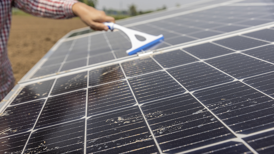 La limpieza de placas solares es necesaria en el mantenimiento de las placas solares