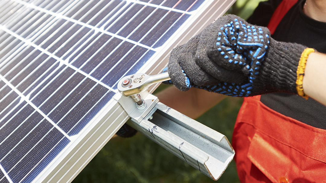 La revisión de atornillado y anclajes es una de las tareas en el mantenimiento de las placas solares