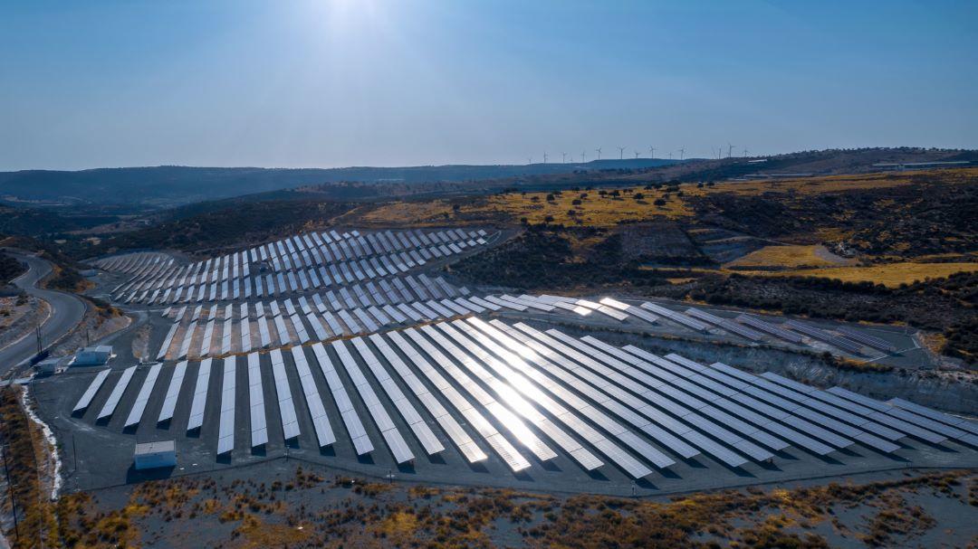 Parque fotovoltaico con vista aérea