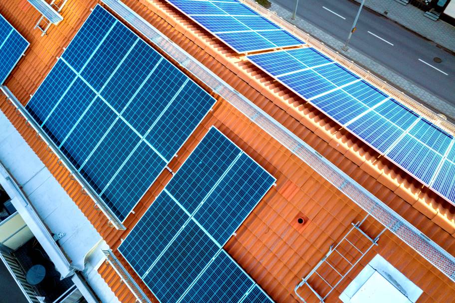 Vista aérea tejado con placas solares