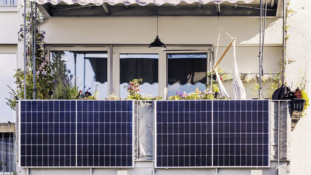 paneles solares flexibles instalados en terraza